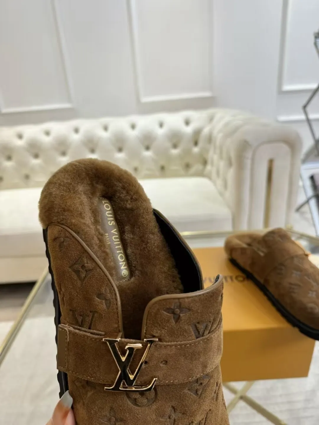 p600✨ LV Couple’s Wool Slippers｜Full of high-end feel, the soles of your feet are luxurious✨ We have achieved the ultimate restoration of the "higher version" of this pair of LV classic toe-toe slippers! 👫💫 🌟 The core advantages are clear at a glance: ✔️ Original jacquard + cowhide fabric, delicate texture, high-end at first glance; ✔️ 280% pure wool lining, wearing barefoot is like stepping on clouds ☁️, soft and skin-friendly and not sweaty; ✔️ Non-slip rubber bottom + three-dimensional toe design, super stable for walking, fashionable and practical!  👀 Must-have attention to detail: Belt buckle + classic LV presbyopic elements, revealing the aura of a big-name brand in a low-key manner ~ Whether it is a couple dating or a trip with besties, both of them are the focus when they go out👟💖 ✨ Easily match the wardrobe: jeans + sweaters, lazy and casual style ✔️ Coat + skirt, refined and elegant ✔️ One pair of shoes can handle a variety of styles, and the sense of luxury is never artificial ~ #LV slippers #couple outfit #High-End Customization #Quality Shoes Recommendation Fabric: Yangjing/classic jacquard fabric Lining: Imported wool lining Sole: Original rubber sole Size: Female 35-41 Male 38-46